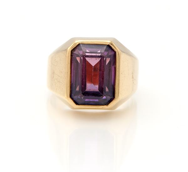 Anello a sigillo in oro ed ametista centrale