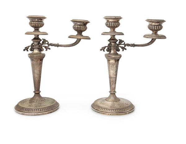 Coppia di candelieri a due luci in argento 800/000