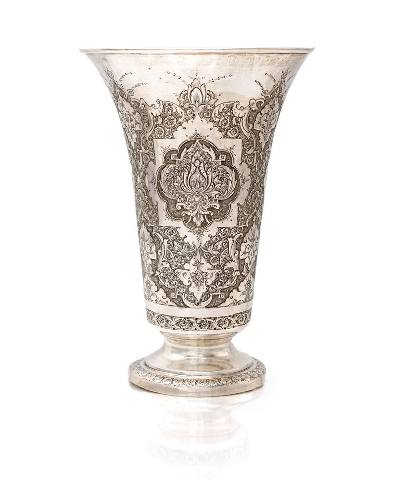 Vaso a tromba in argento inciso con decorazione floreale