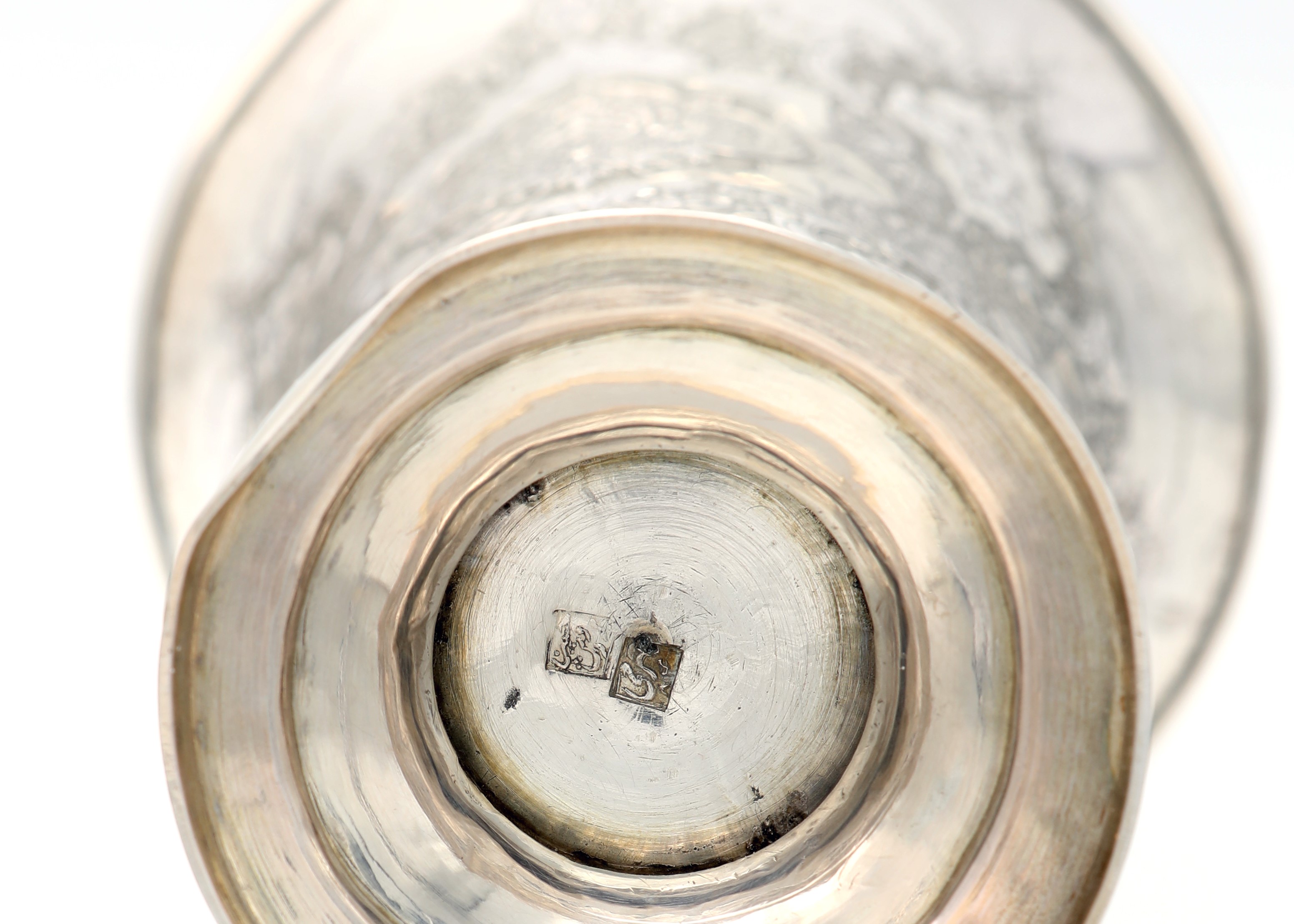 Vaso a tromba in argento inciso con decorazione floreale