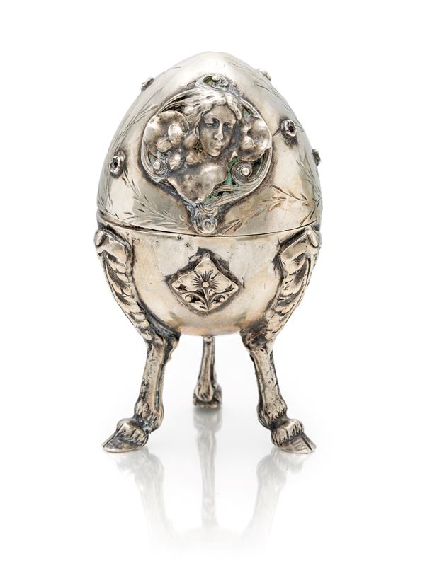 Uovo in argento 875/000 con coperchio ad innesto, Russia, fine del XIX secolo
