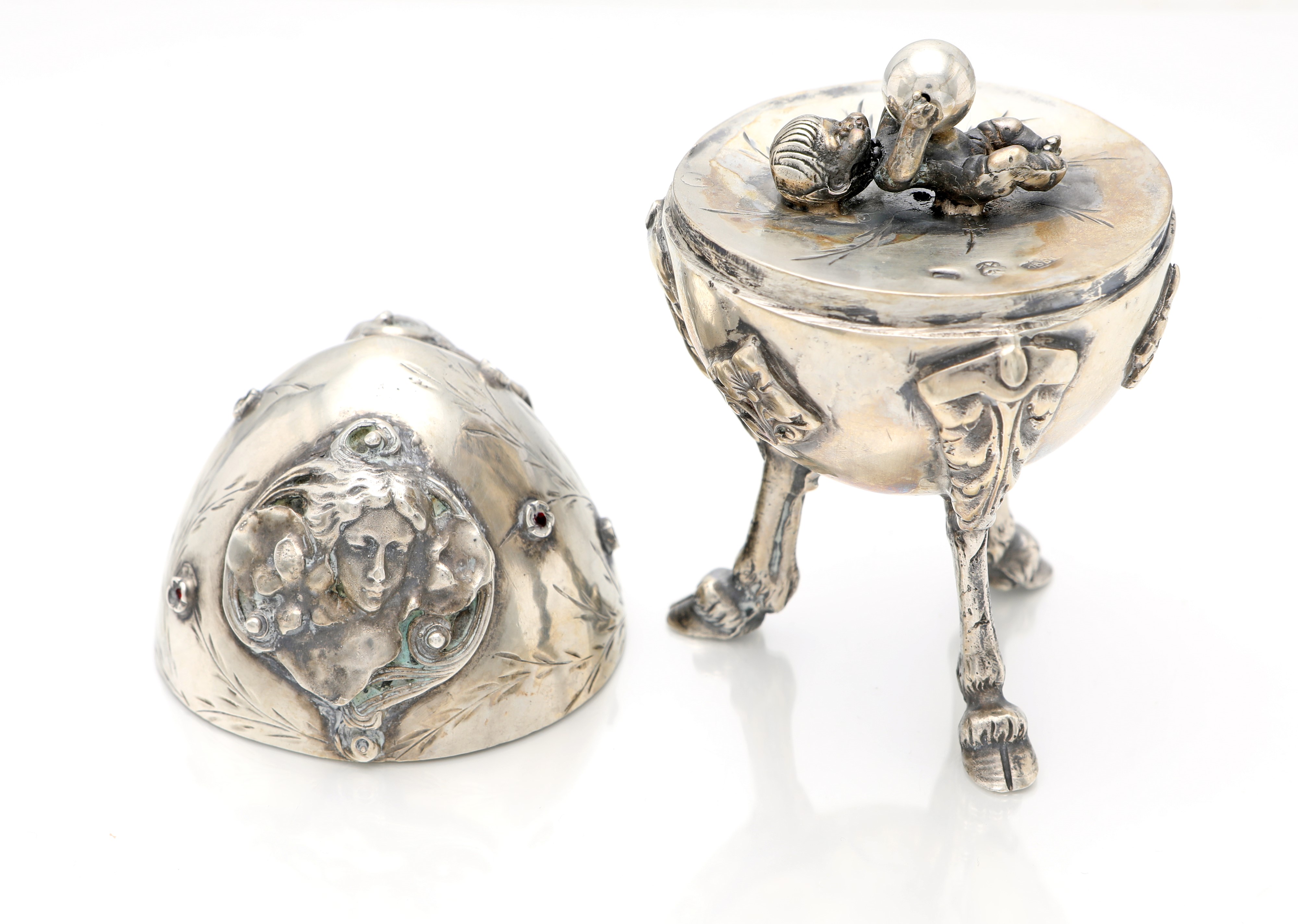 Uovo in argento 875/000 con coperchio ad innesto, Russia, fine del XIX secolo