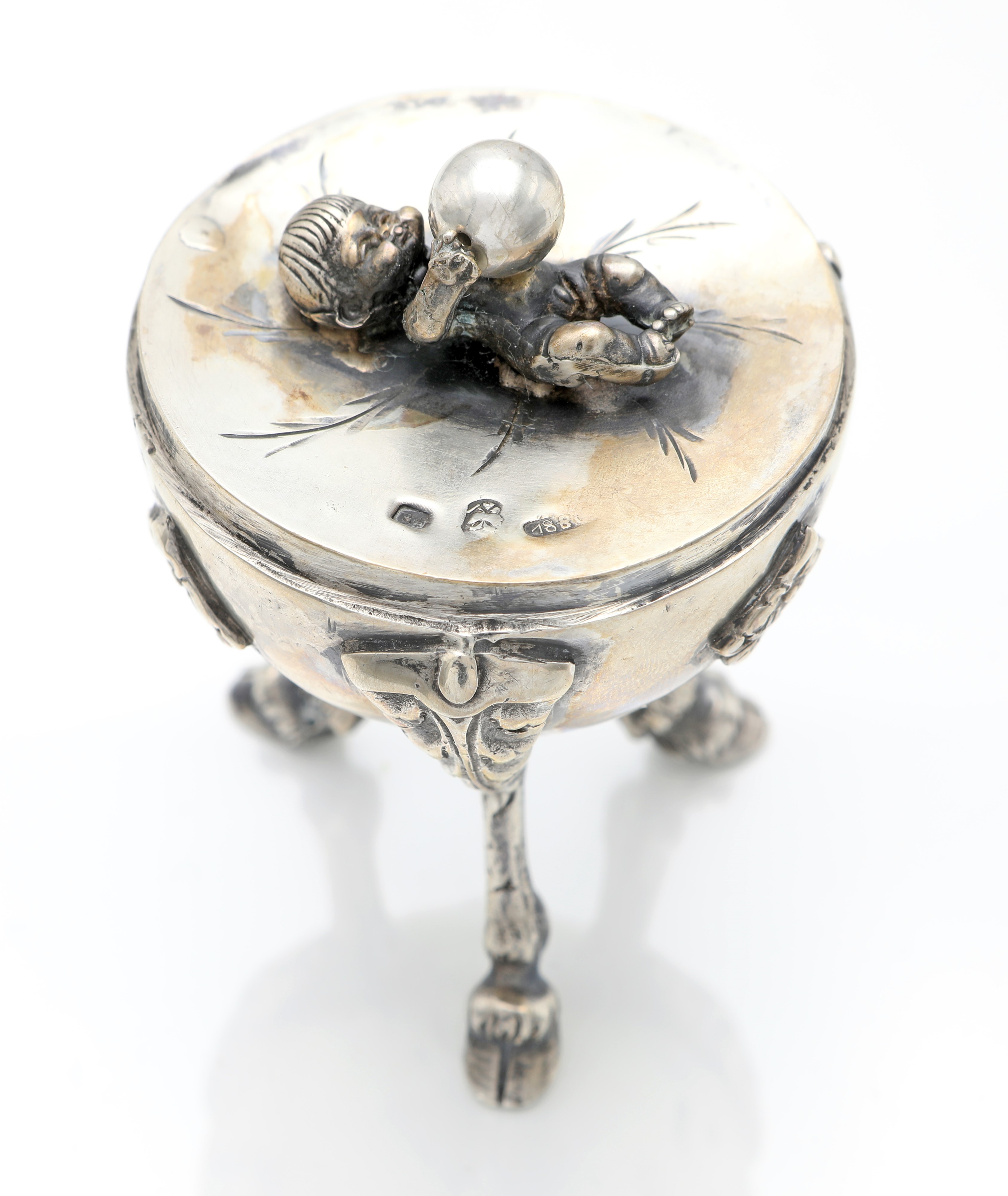 Uovo in argento 875/000 con coperchio ad innesto, Russia, fine del XIX secolo