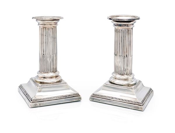Coppia di candelieri a colonna in argento 925/000, città di Sheffield 1903, argentiere Hawksworth Eyre & co.