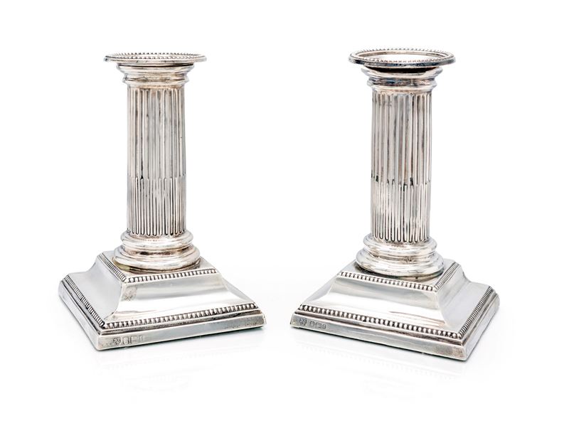 Coppia di candelieri a colonna in argento 925/000, città di Sheffield 1903, argentiere Hawksworth...
