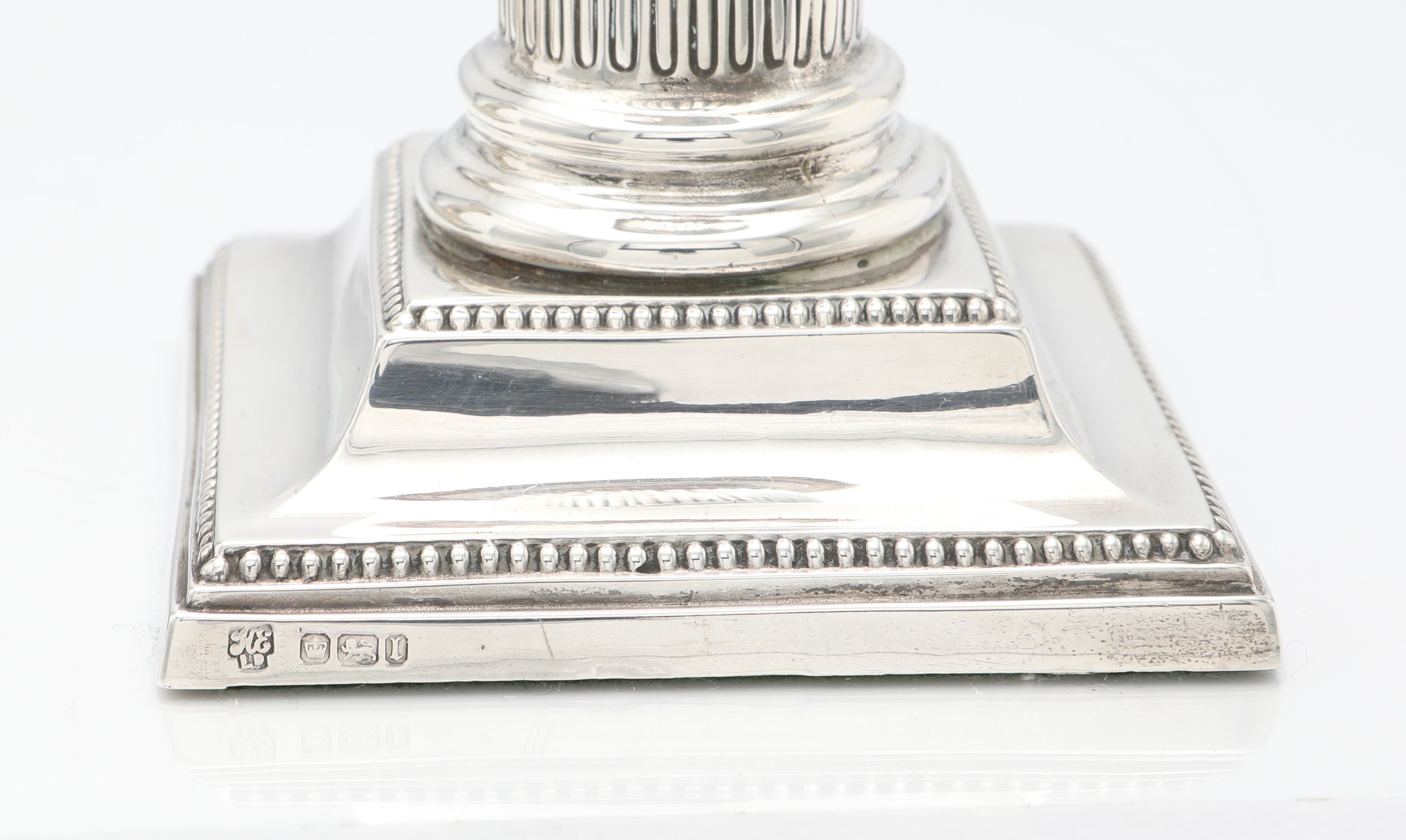 Coppia di candelieri a colonna in argento 925/000, città di Sheffield 1903, argentiere Hawksworth...