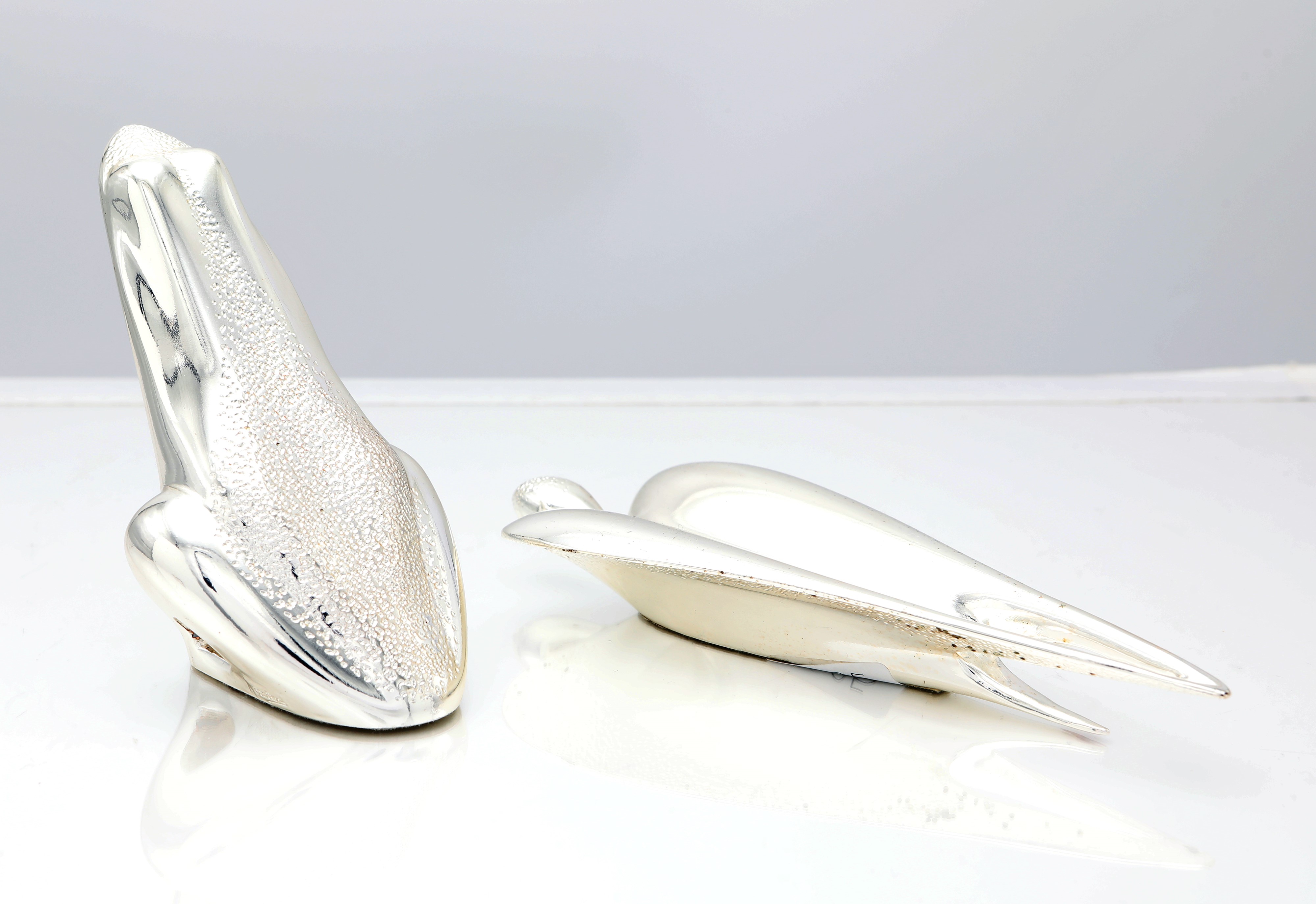 Ottaviani, Rana e rondine stilizzata in resina rivestita in argento, altezza 9,5 cm