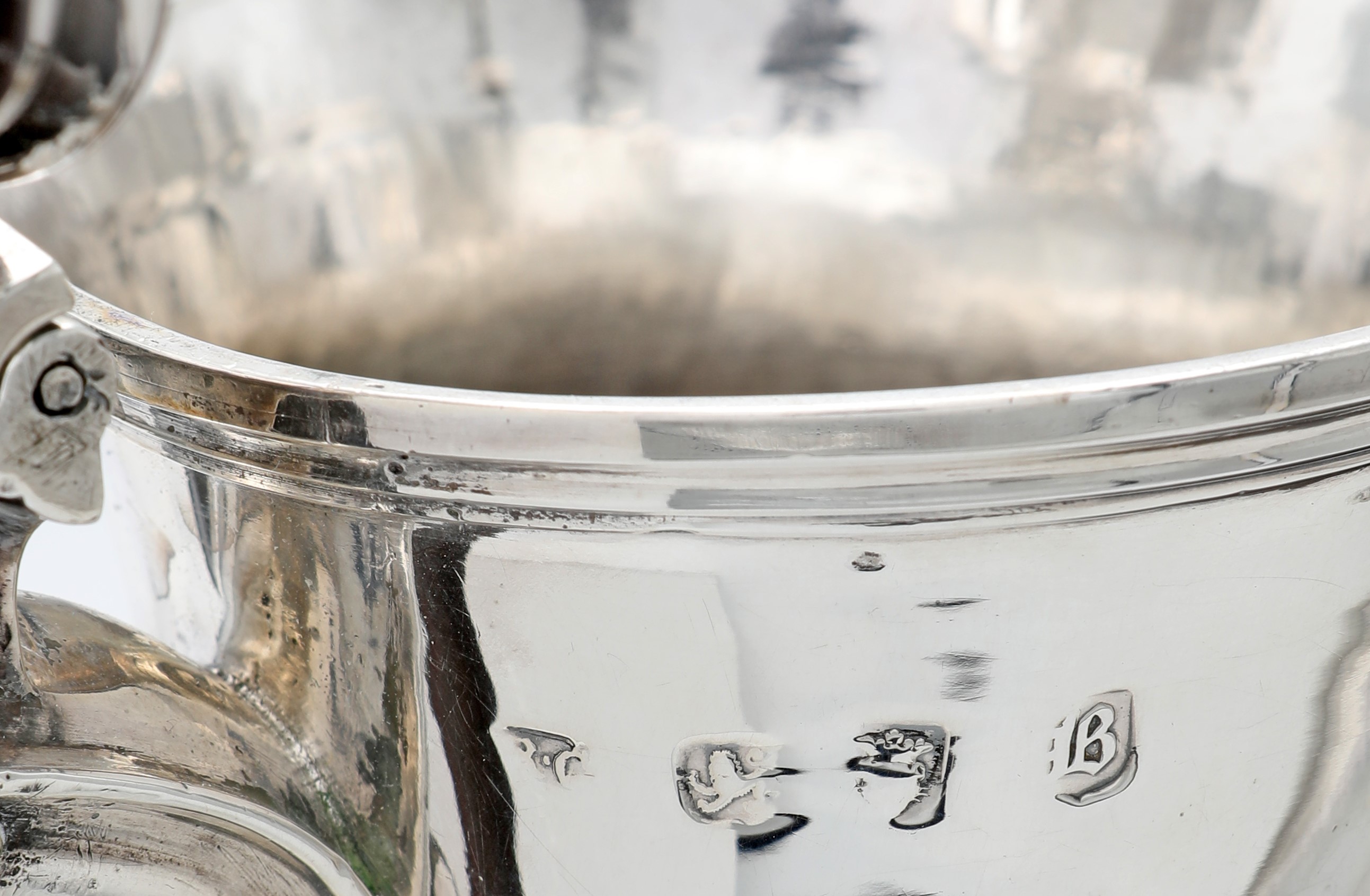 Caffettiera in argento 925/000, Giorgio II, Londra 1757, argentiere Robert Albin Cok (manico in l...