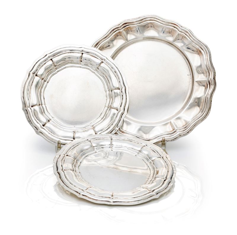 Tre piatti circolari in argento 800/000 dalle analoghe caratteristiche