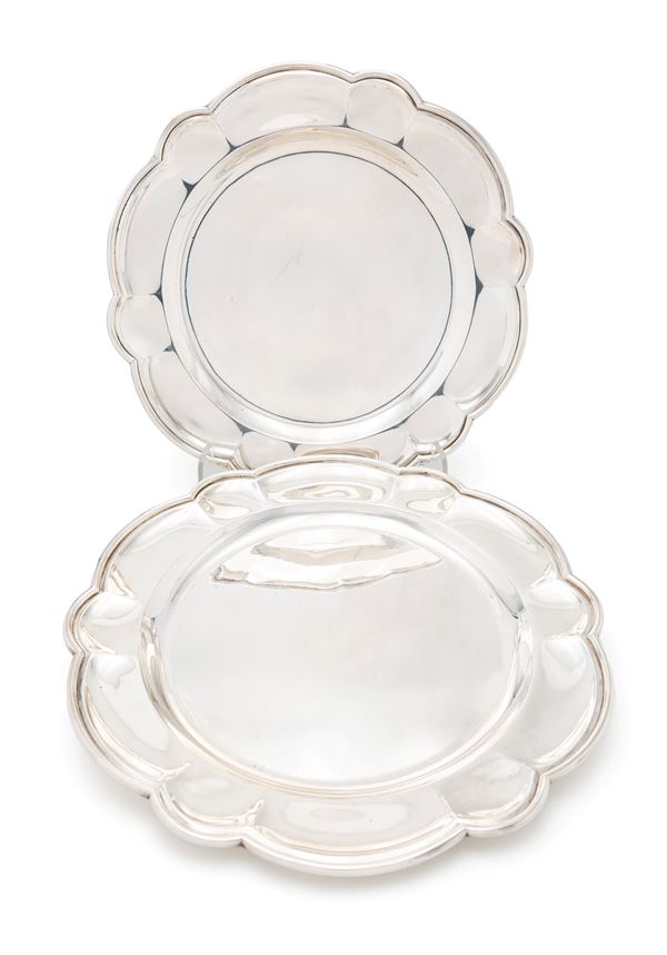 Coppia di piatti circolari in argento 800/000
