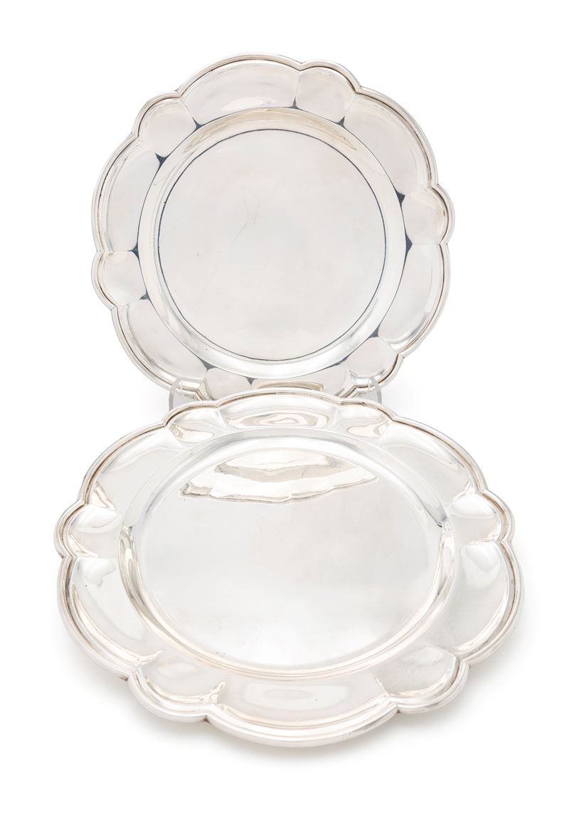 Coppia di piatti circolari in argento 800/000