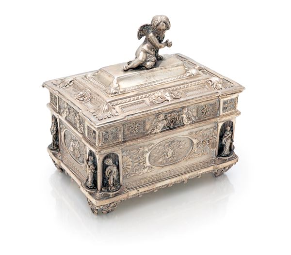 Cofanetto portagioie in argento sormontato da figura scultorea di Cupido, fine XIX secolo