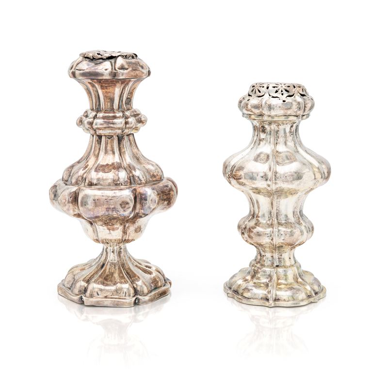 Spargizucchero e un ampolla per l'acqua di rose in argento