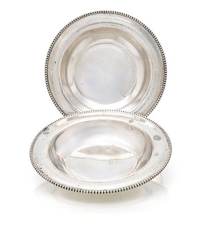 Coppia di piattini sottobottiglia in argento 800/000, diametro cm 15