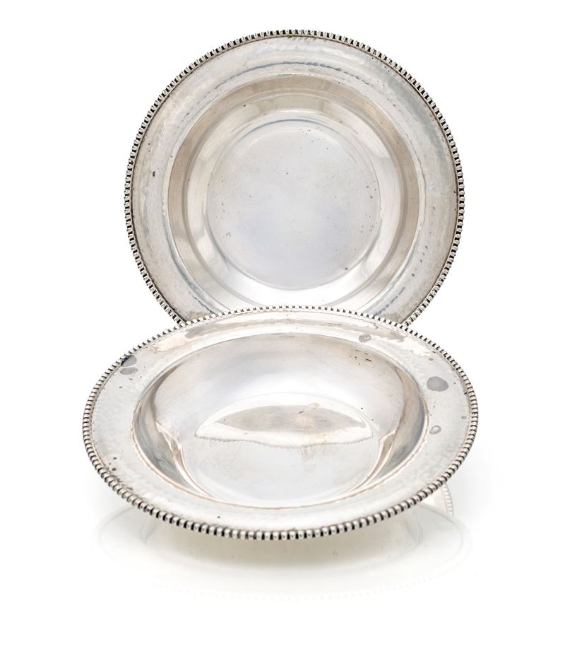 Coppia di piattini sottobottiglia in argento 800/000, diametro cm 15