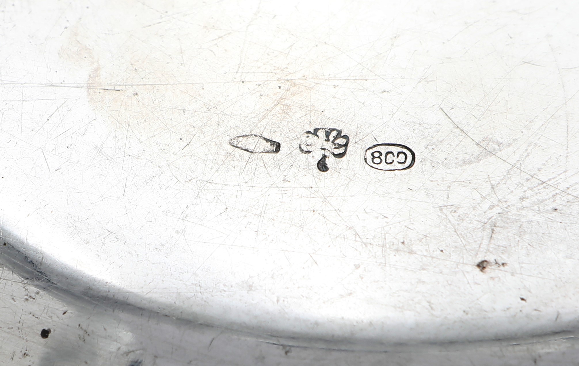Coppia di piattini sottobottiglia in argento 800/000, diametro cm 15