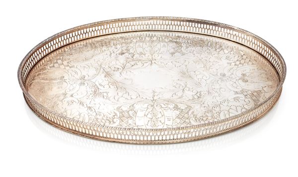 Vassoio ovale in sheffield con ringhiera e fitta decorazione incisa