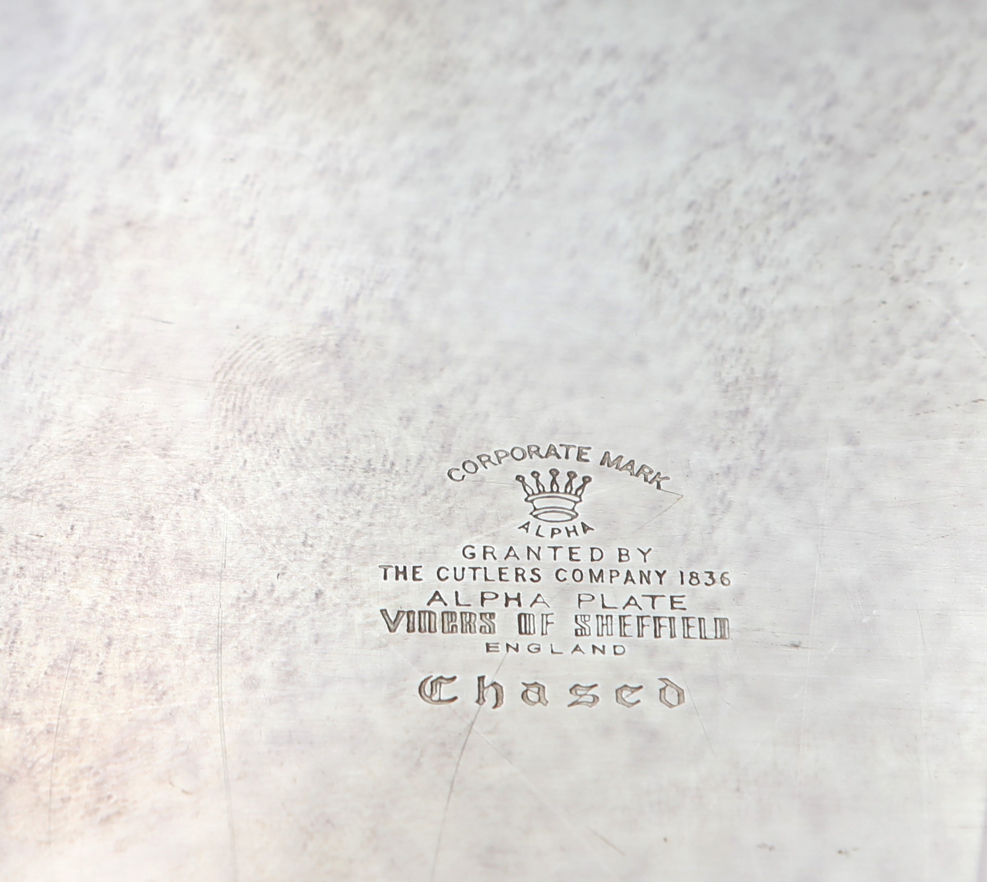 Vassoio ovale in sheffield con ringhiera e fitta decorazione incisa