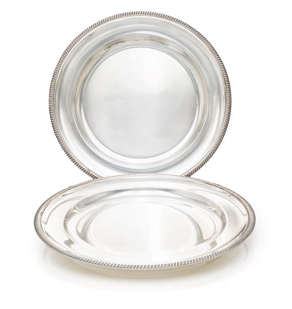 Coppia di piatti circolari in argento 800/000