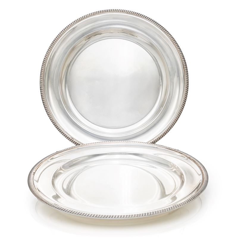 Coppia di piatti circolari in argento 800/000