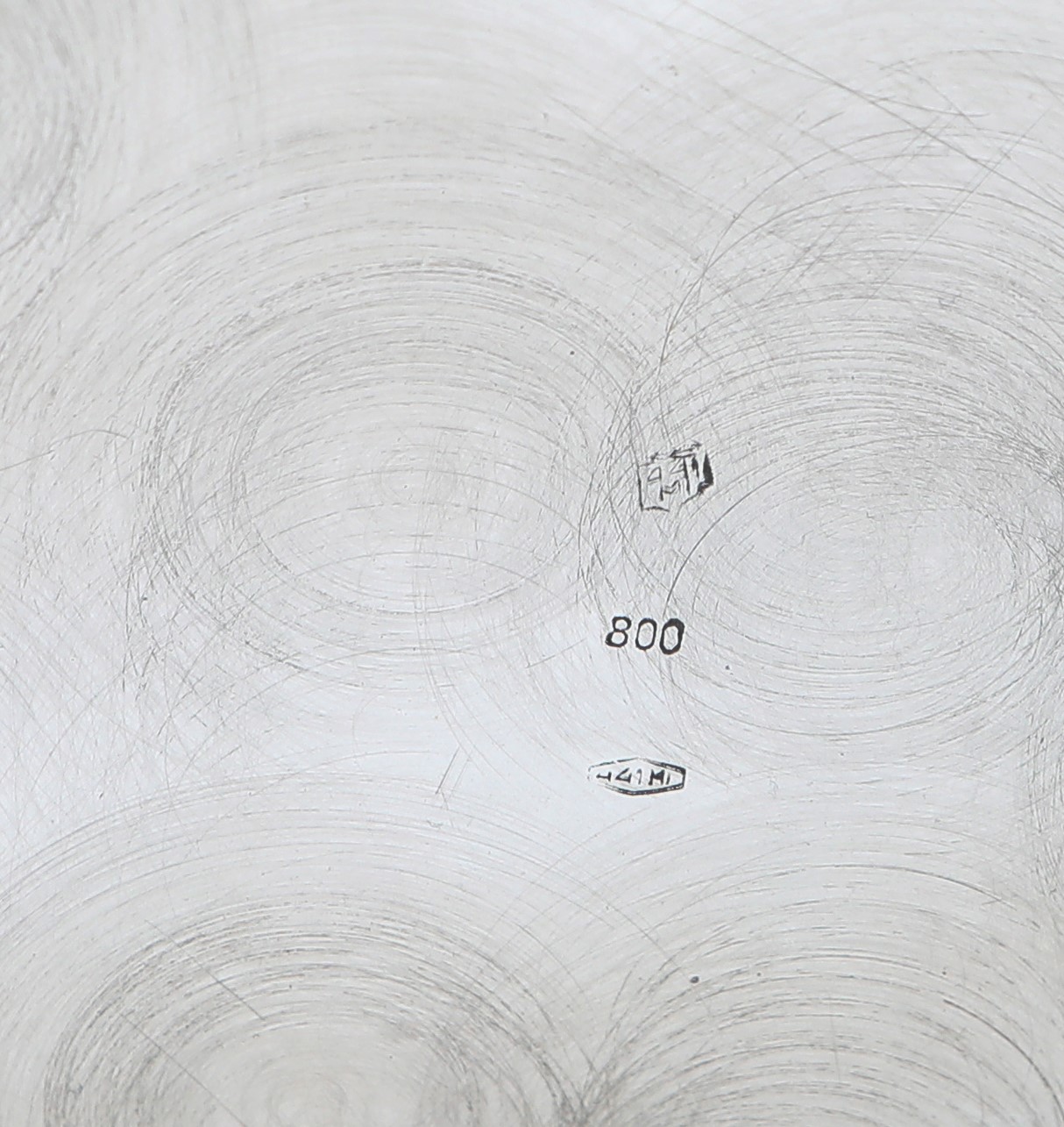 Coppia di piatti circolari in argento 800/000