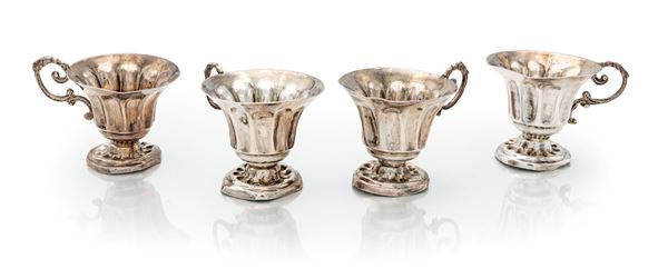 Quattro coppe in miniatura in argento con manico
