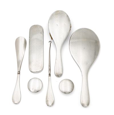 Servizio da toletta in argento con superficie rigata, composto da specchio e accessori