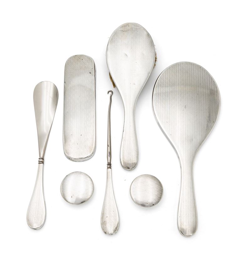 Servizio da toletta in argento con superficie rigata, composto da specchio e accessori