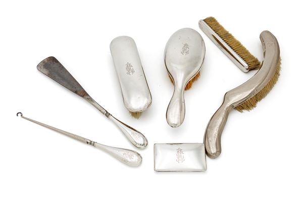 Servizio da toletta con lettere "A.C." incise