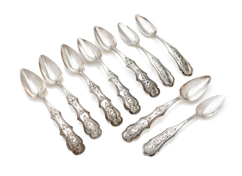 Sei cucchiaini da tè e tre dalle analoghe caratteristiche in argento inciso