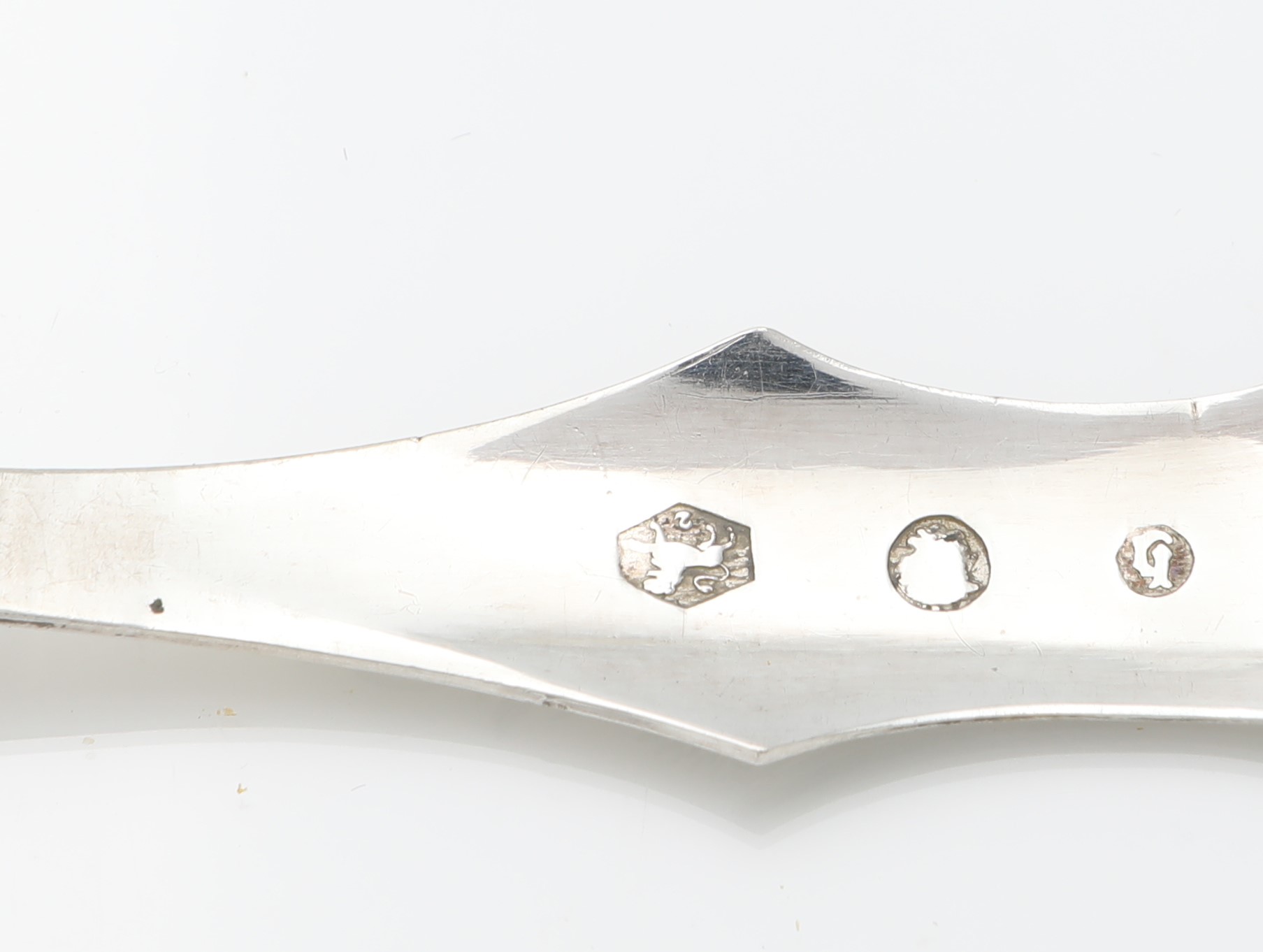 Sei cucchiaini da tè e tre dalle analoghe caratteristiche in argento inciso