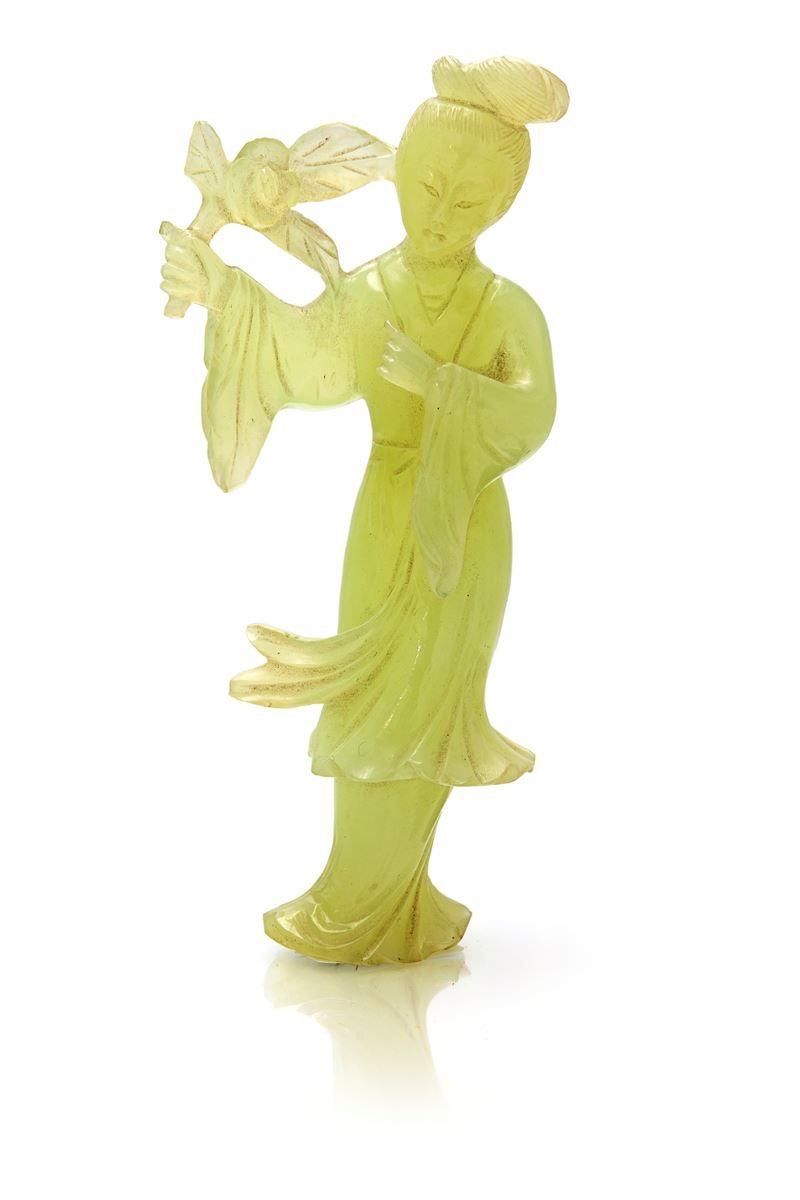 Figura di Guan Yin in giada, Cina, XX secolo, alta 14,5 cm