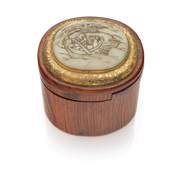 Scatola porta tè in legno con coperchio sormontato da giada incisa racchiusa da una cornice in metallo dorato inciso