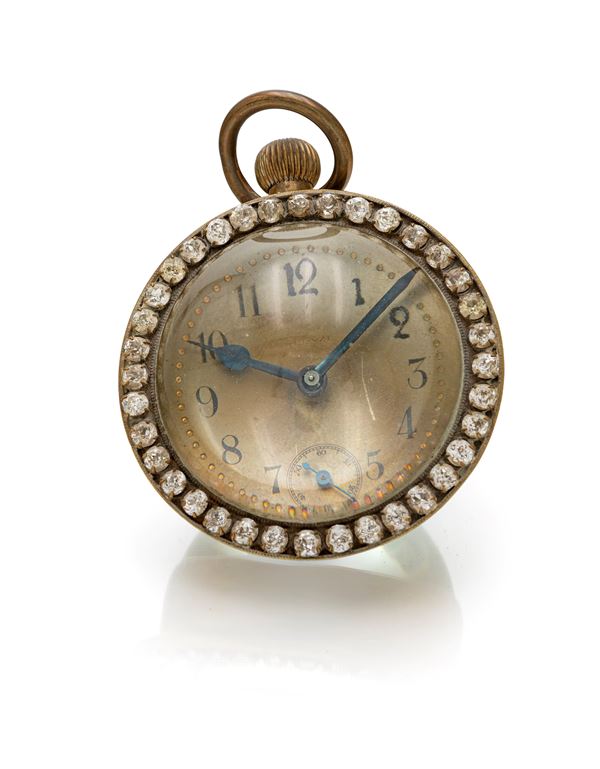 Orologio da tavolo in cristallo e ottone di forma sferica con profilo percorso da cristalli sfaccettati, Francia, inizi XX secolo