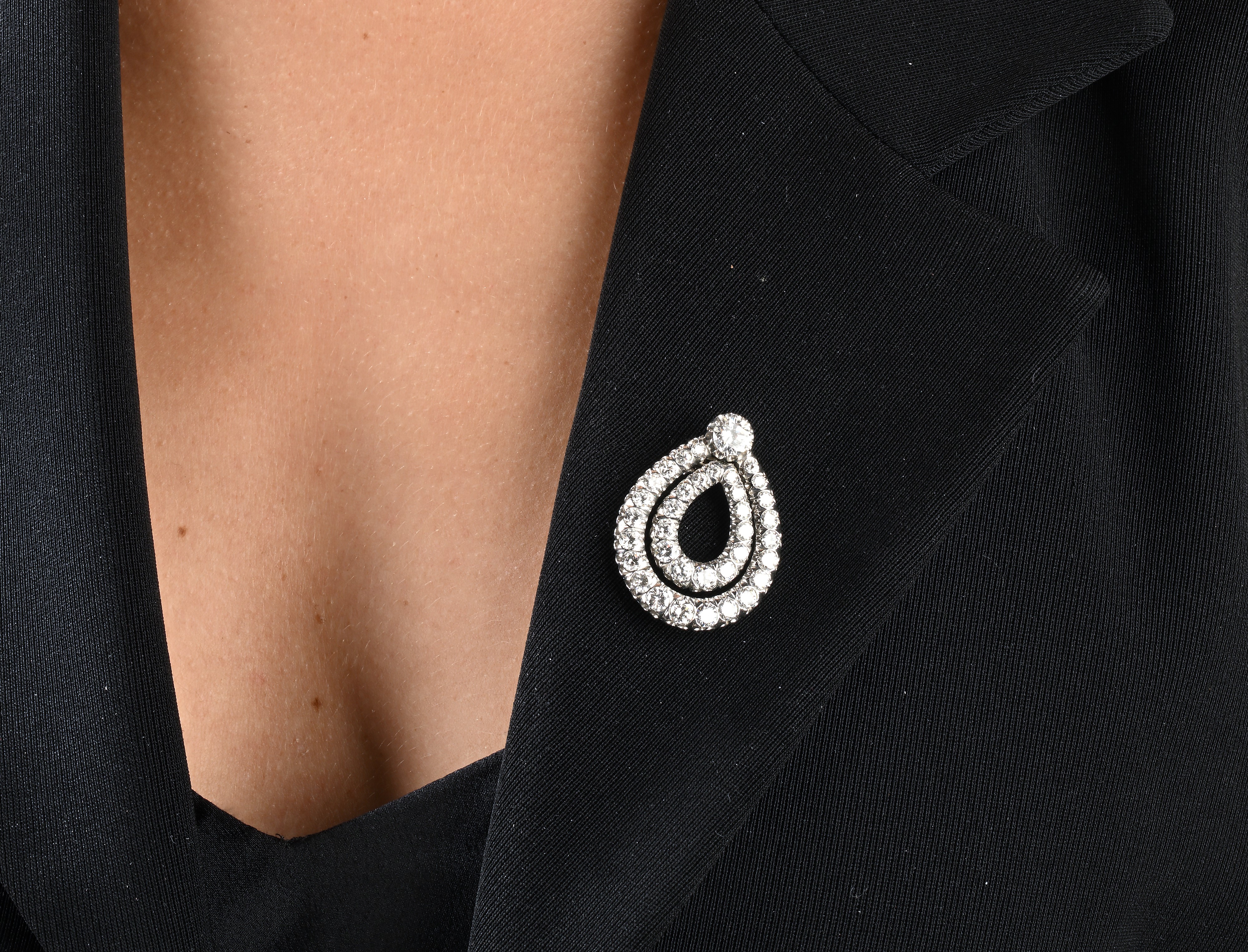 Spilla a goccia, oro bianco 750/000 con diamante solitario e diamanti di contorno
