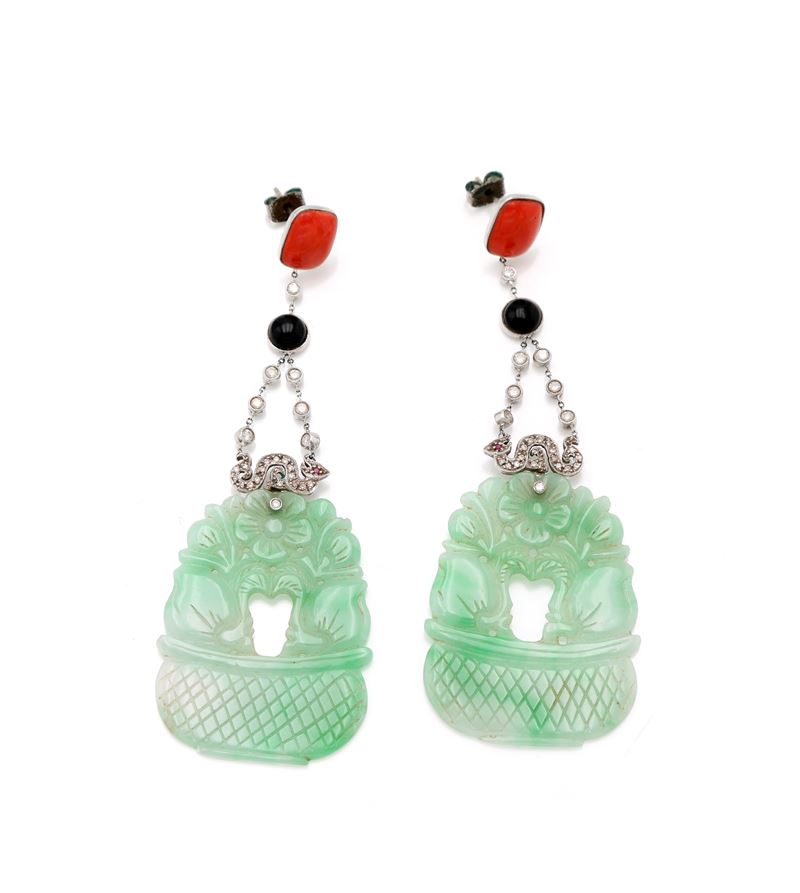 Coppia di orecchini pendenti in oro, giade, corallo, onice e brillanti