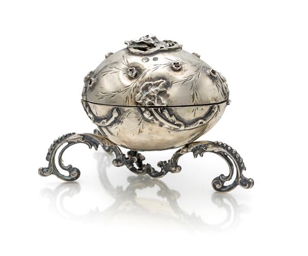 Uovo in argento 875/000 con coperchio ad innesto, Russia, fine del XIX secolo