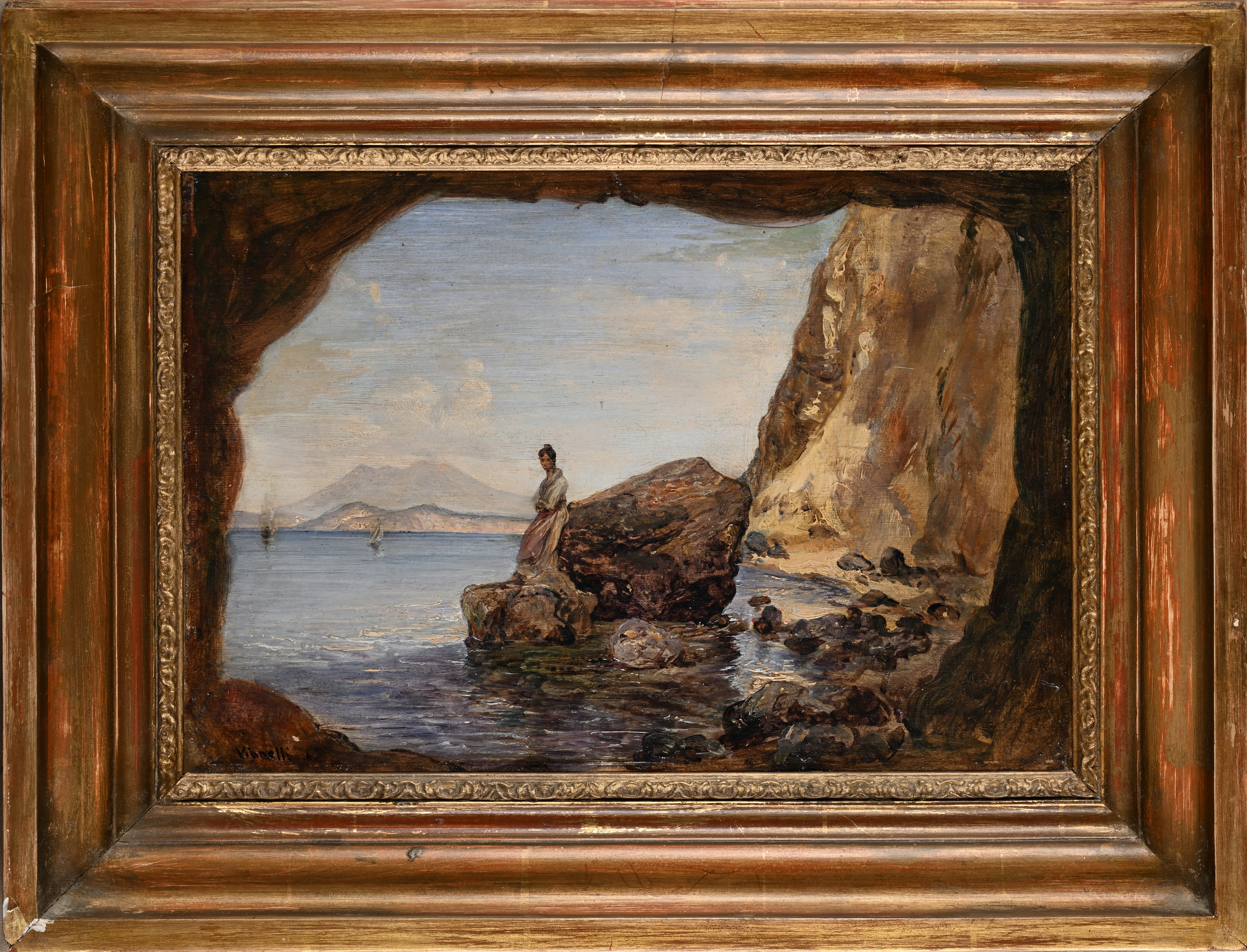 Donna su uno scoglio nei pressi di una grotta della costiera napoletana