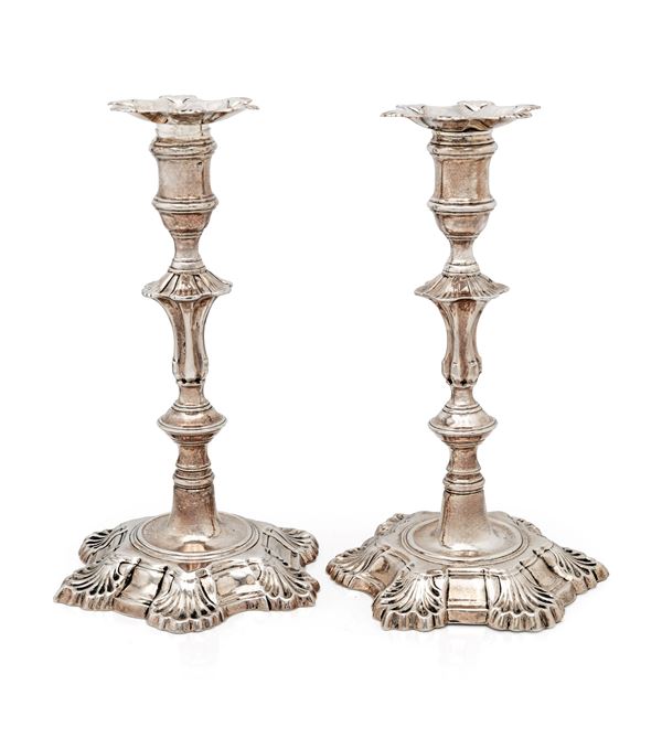 Coppia di candelieri in argento, Londra, 1775