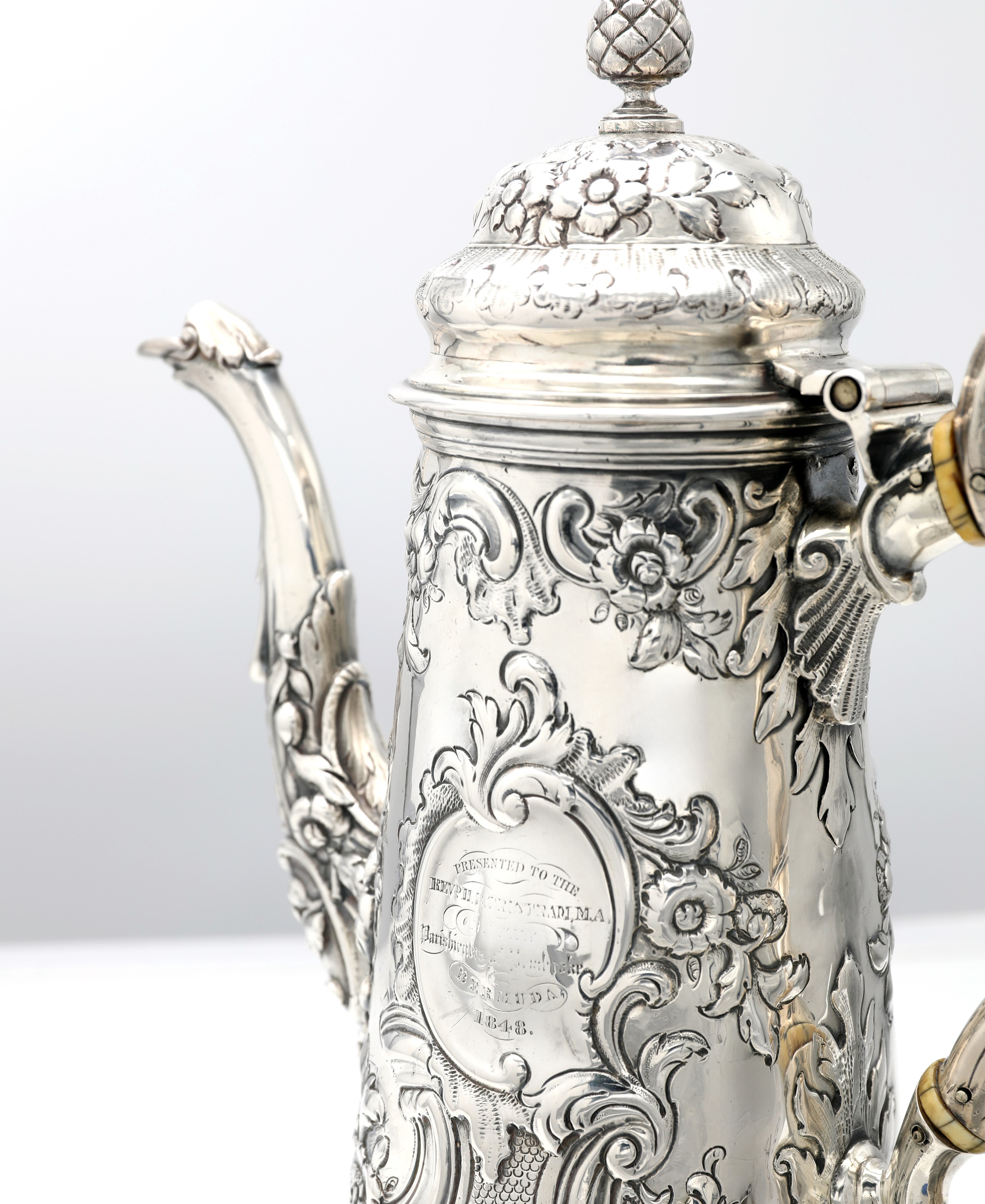 Caffettiera, argento con stemma e dedica 1848 (Londra, 1703)