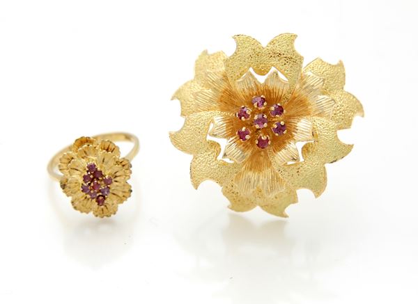 Parure di spilla e anello in oro e rubini