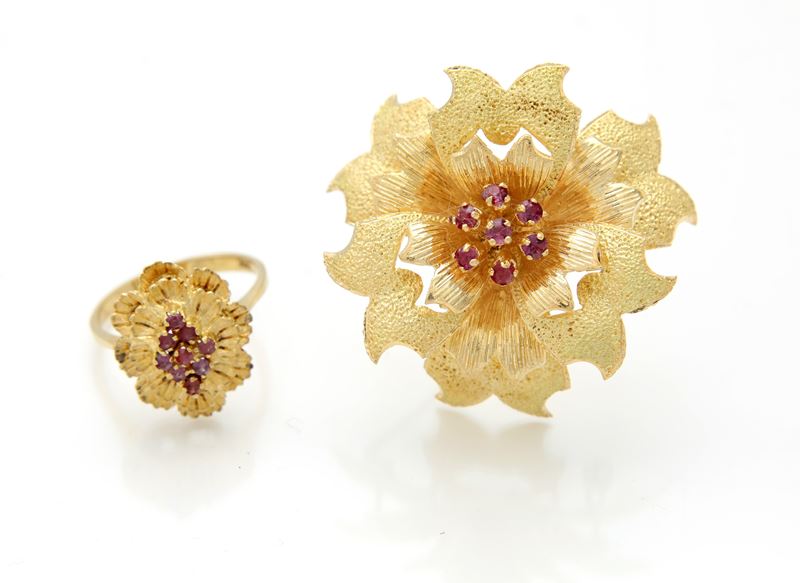 Parure di spilla e anello in oro e rubini