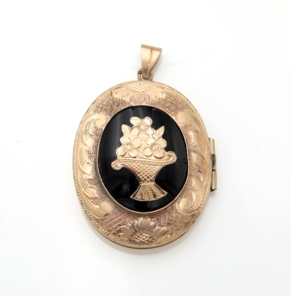 Pendente antico portaritratti in oro e onice