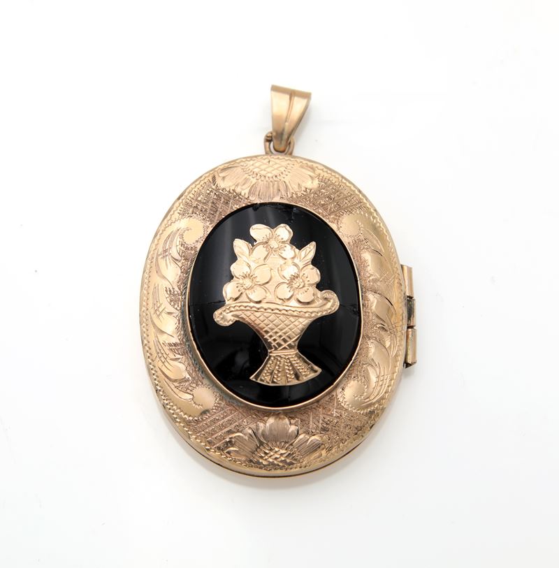 Pendente antico portaritratti in oro e onice