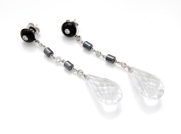 Coppia di orecchini in oro, brillanti, onice, ematite e cristallo di rocca.