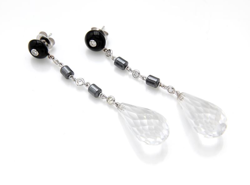 Coppia di orecchini in oro, brillanti, onice, ematite e cristallo di rocca.