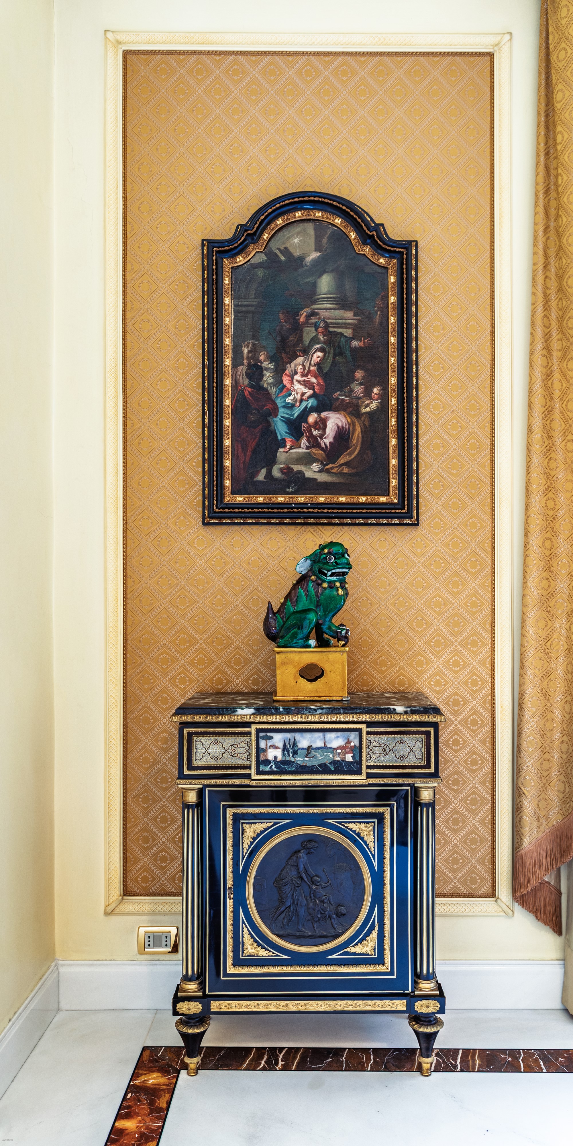 a) Madonna col Bambino e i tre Magi b) Madonna col Bambino e Santo Vescovo