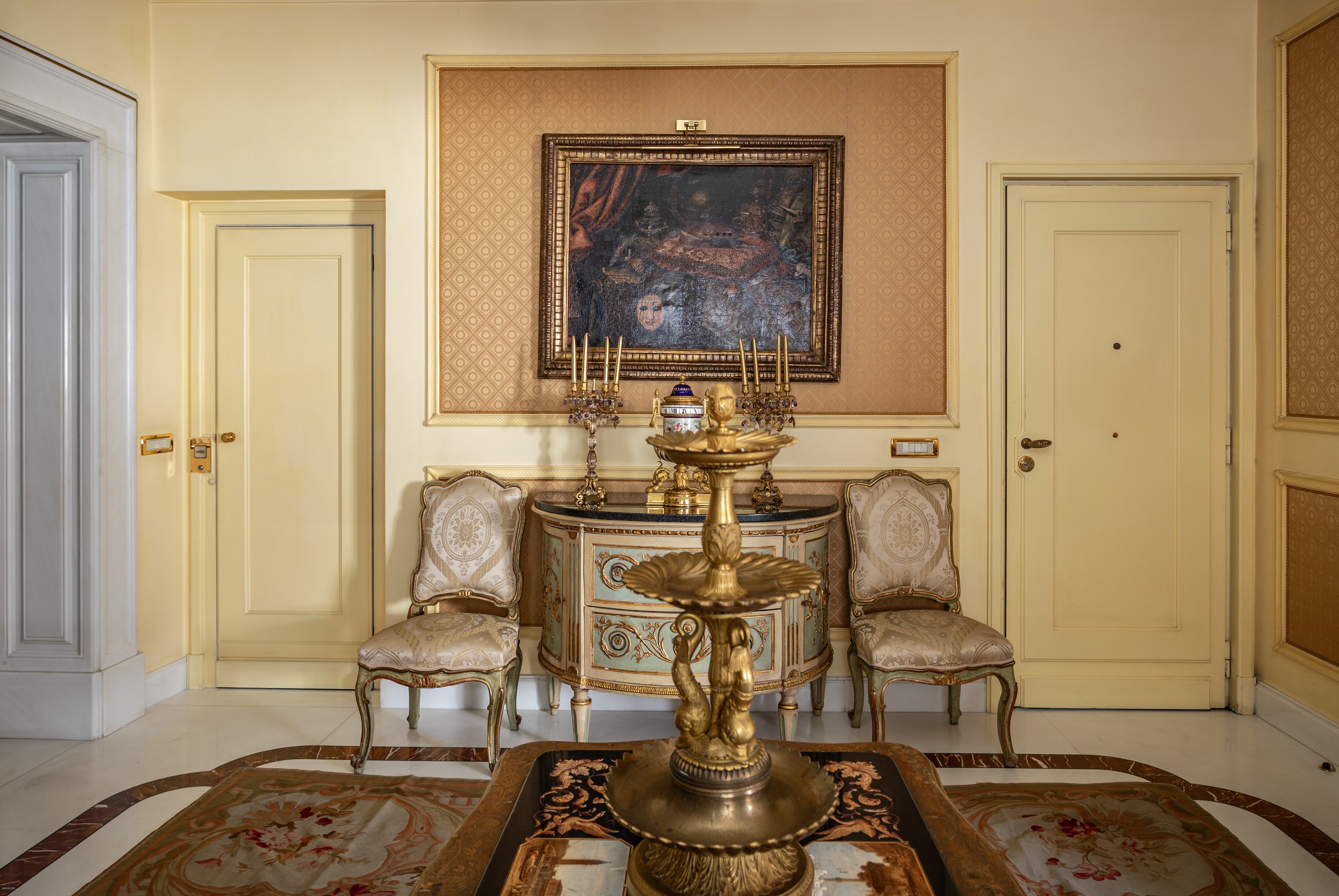 Imitatio – Natura morta con maschera, tavolozza, ritratto e cuscino