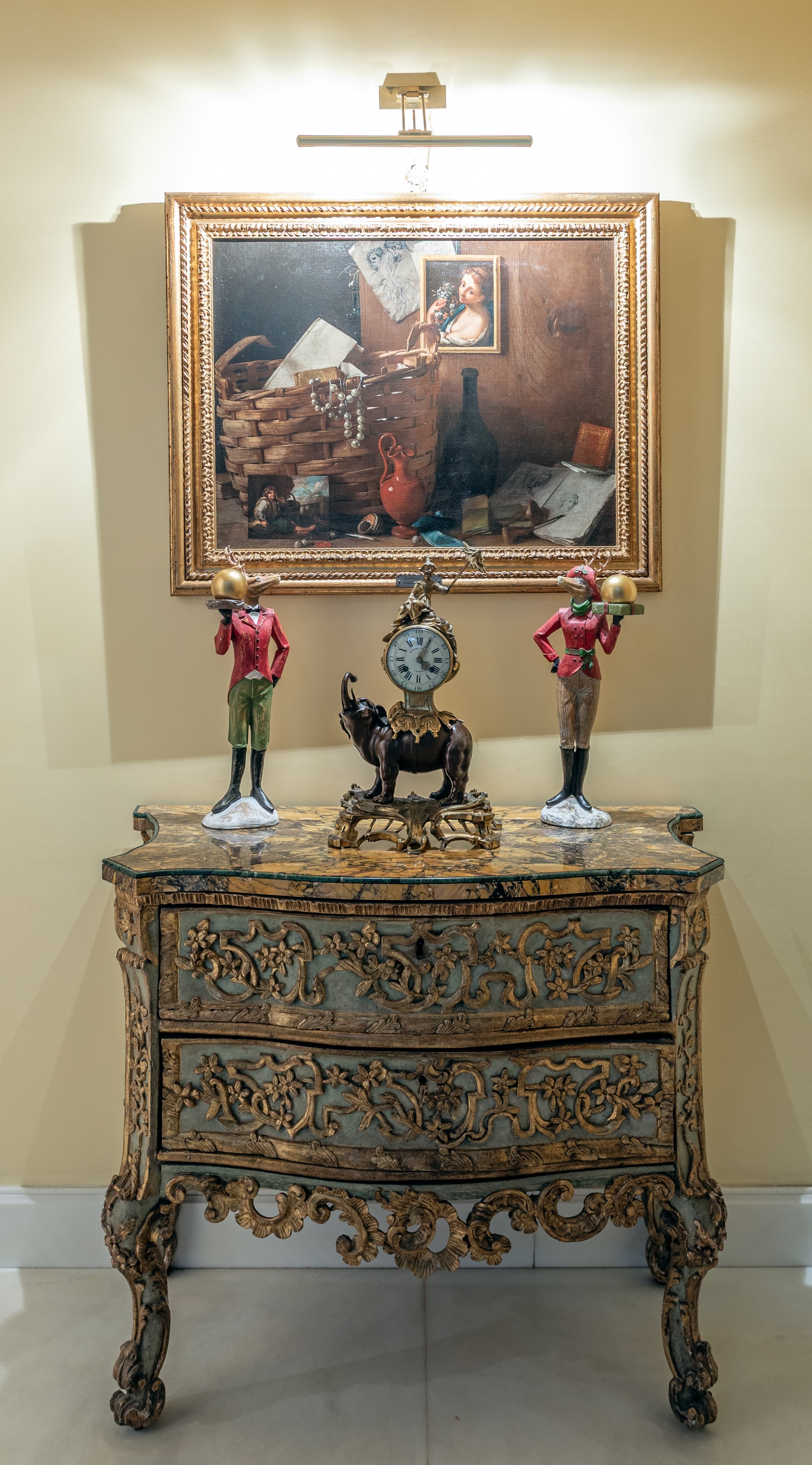 Natura morta con bozzetti, dipinti, cesto con collana di perle e libri