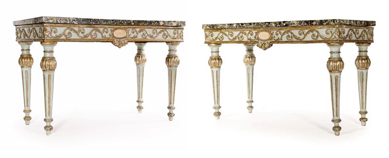 Coppia di consoles in legno laccato azzurro con rilievi decorativi dorati, Marche XVIII secolo